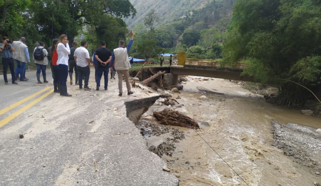 Bucaramanga movilidad vía Piedecuesta - San gil Bogotá: Habilitan paso de vehículos pesados en la vía a San Gil