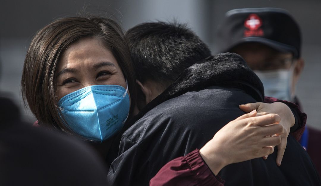 Los besos y abrazos se resisten a desaparecer