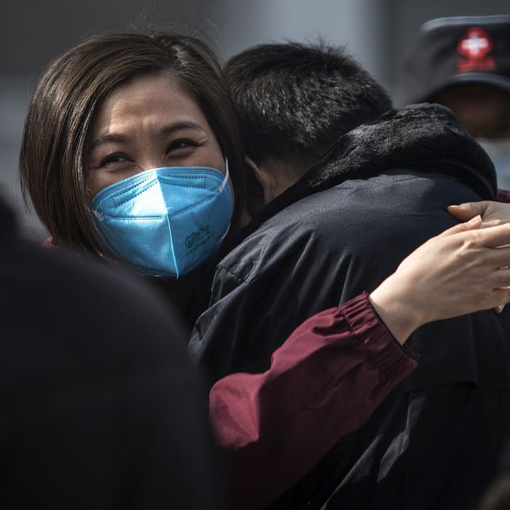 Los besos y abrazos se resisten a desaparecer