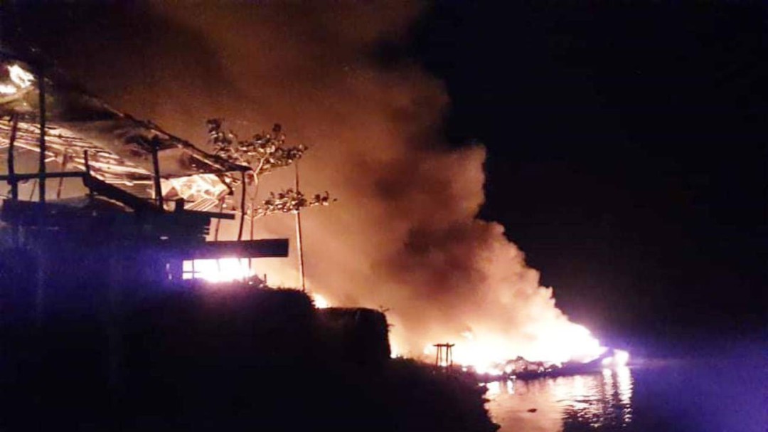 Queman ocho embarcaciones en el sur de Bolívar