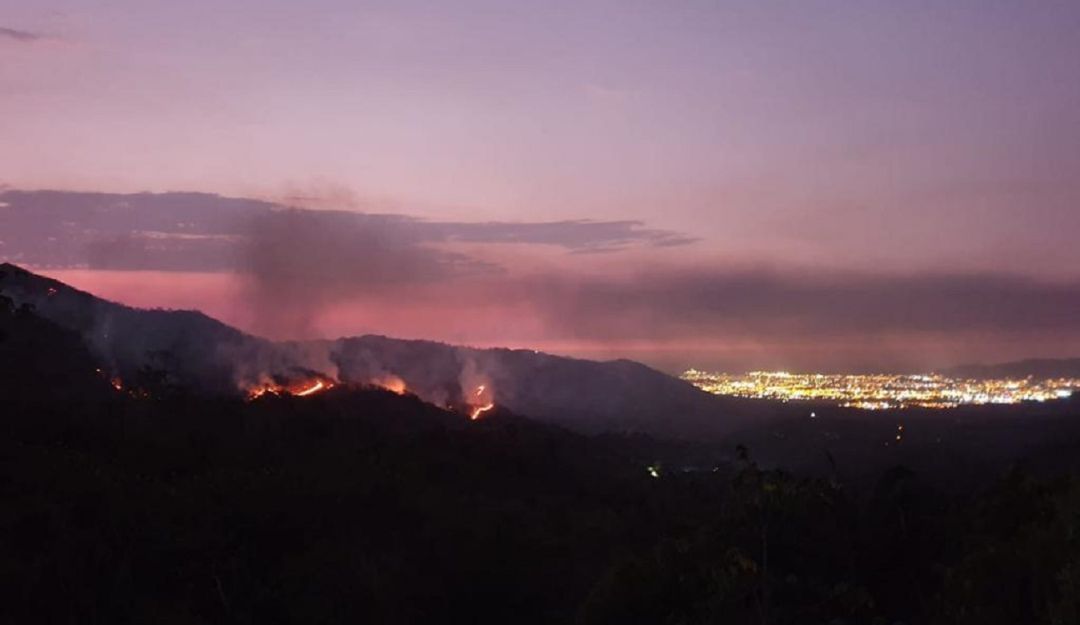 Incendio forestal en la Sierra Nevada: Incendio forestal fuera de control en la Sierra Nevada
