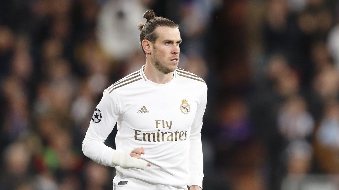 A Gareth Bale le rinde practicando golf en su casa durante el aislamiento