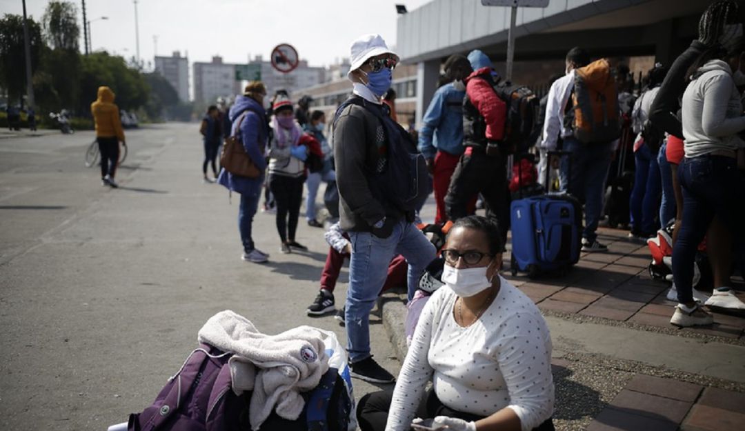 Cerrada terminal de transporte de Bogotá: Viajeros represados en la terminal de transporte por cancelación de viajes