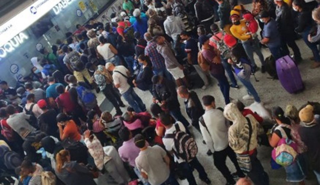 A pesar de cuarentena, terminales de Medellín están llenas: A pesar de cuarentena, terminales de Medellín están llenas