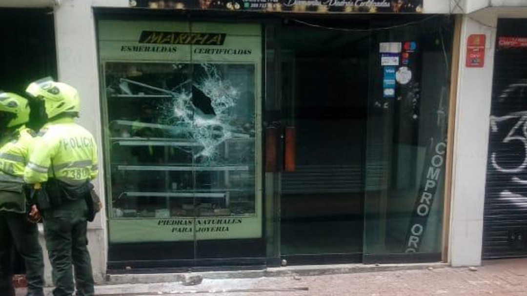 (VIDEO) Protesta en Plaza de Bolívar terminó en intento de saqueo de local
