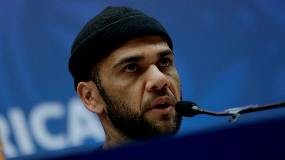"Piense en el bienestar del país y del pueblo": Dani Alves a Bolsonaro
