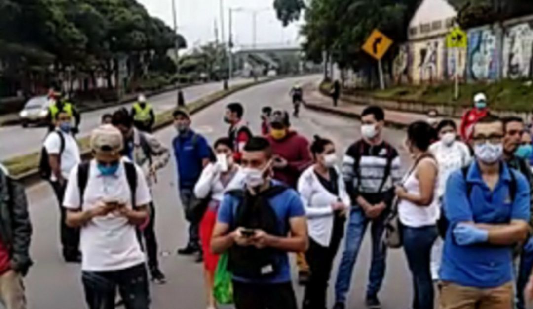 Bucaramanga movilidad metrolínea: VIDEO: Usuarios de Metrolínea protestan