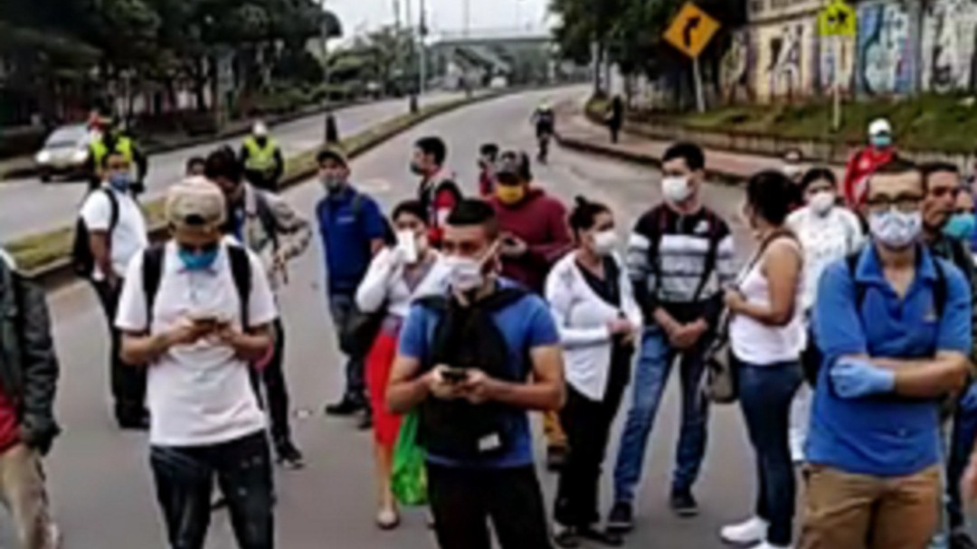 VIDEO: Usuarios de Metrolínea protestan