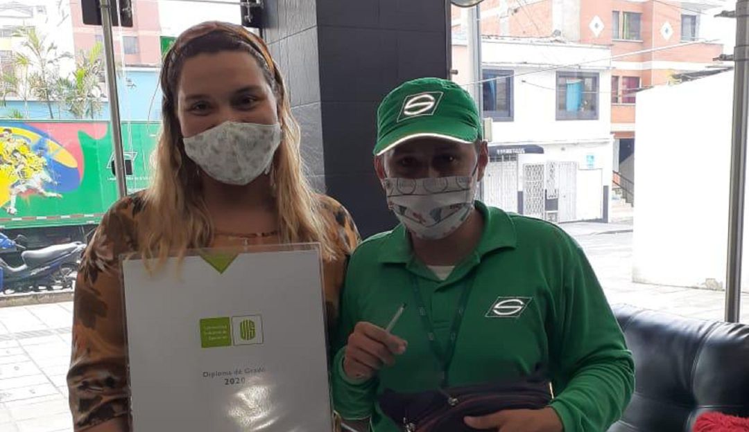 Bucaramanga coronavirus pandemia Covid-19 contagio grados Universidad UIS: Más de 400 estudiantes UIS se graduaron 'puerta a puerta'