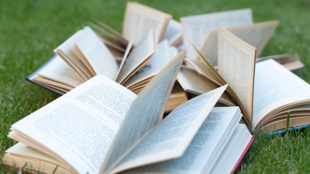 Oyentes declaman poemas en el Día Mundial de la Poesía