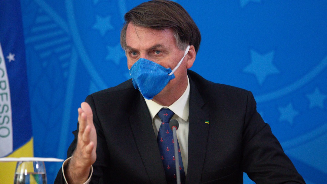 "Brasileños no se infectan ni saltando en caños": Bolsonaro por Covid-19