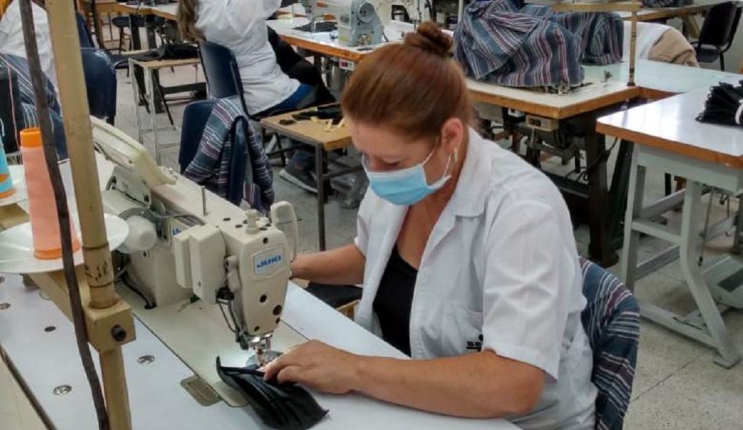 Producción de tapabocas que donará el SENA Caldas