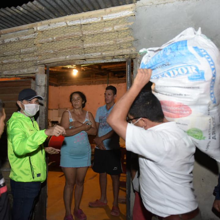 Alcaldía entrega ayudas a comunidad vulnerable en Ibagué