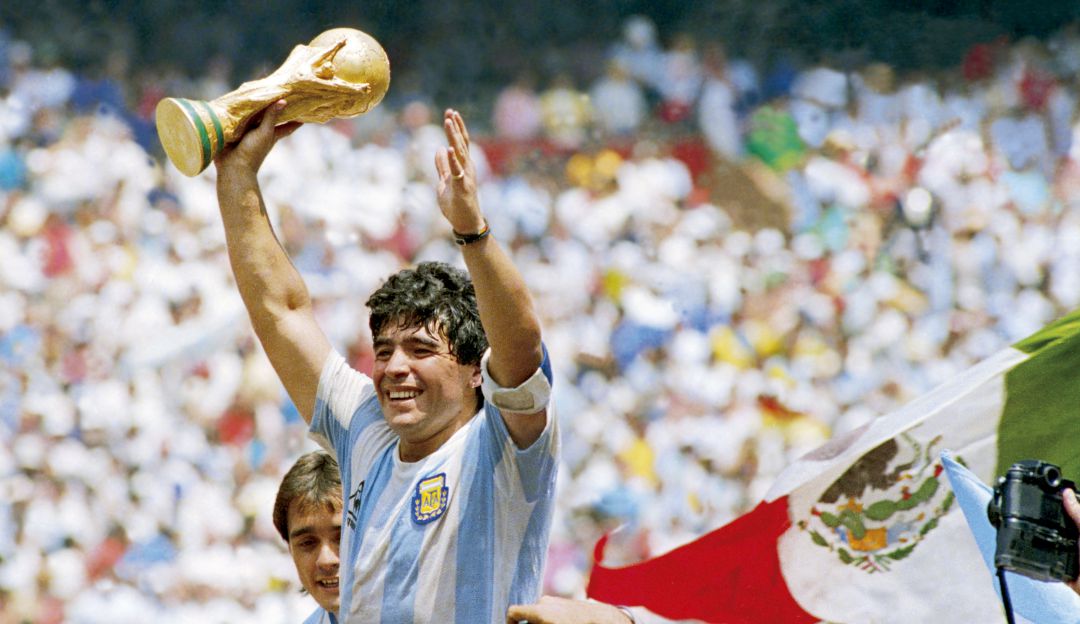 Maradona alzando la Copa del Mundo en México 1986.