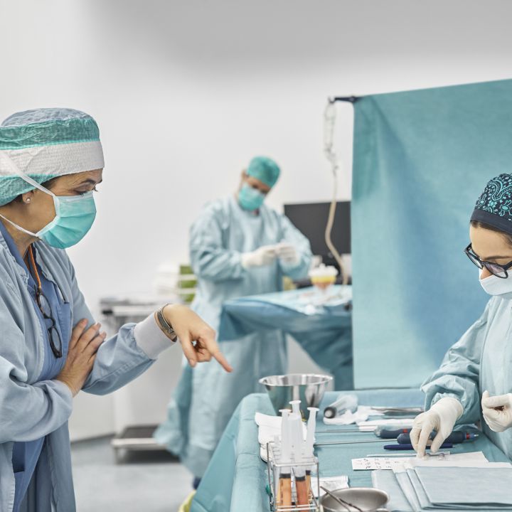 EEUU: amenazan con despedir a médicos que se quejen por falta de protección