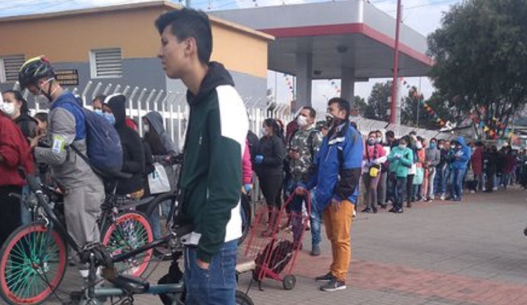 Noticia Bogotá: Peligrosas aglomeraciones para recibir refrigerios de niños: Interminables filas para recibir refrigerios de niños por Covid-19