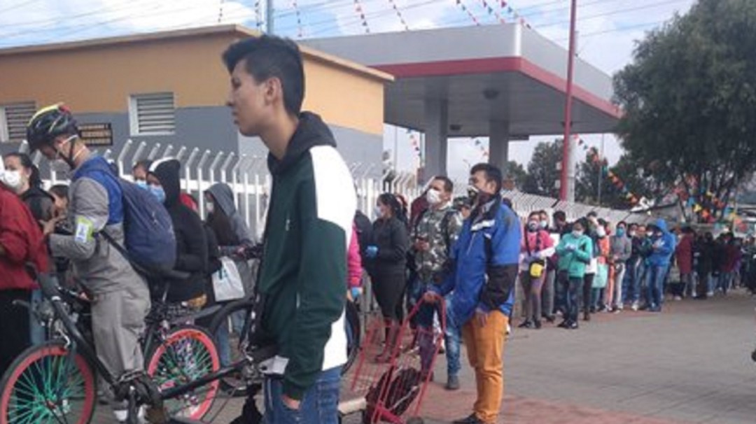 Interminables filas para recibir refrigerios de niños en Bogotá por Covid-19