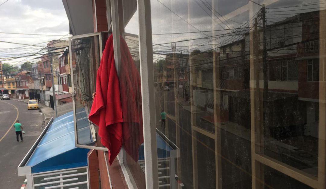 Cómo obtener ayudas en cuarentena: Una prenda roja, señal de que familia está aguantando hambre en cuarentena