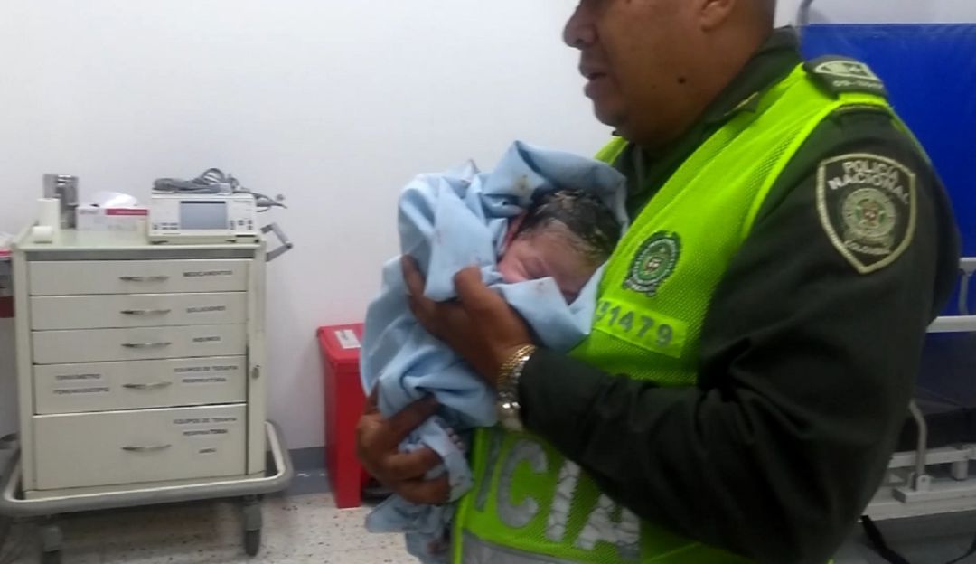 Policia ayuda a mujer en parto: En medio del aislamiento la vida se abre paso