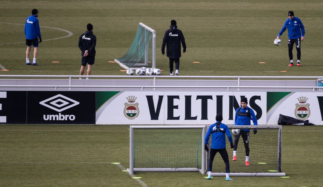 La plantilla del Schalke 04 jugando fútbol tenis durante el entrenamiento.