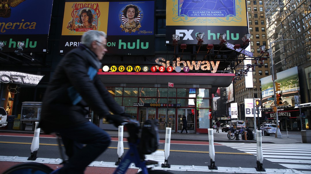 Times Square despierta sin movimiento en medio del coronavirus