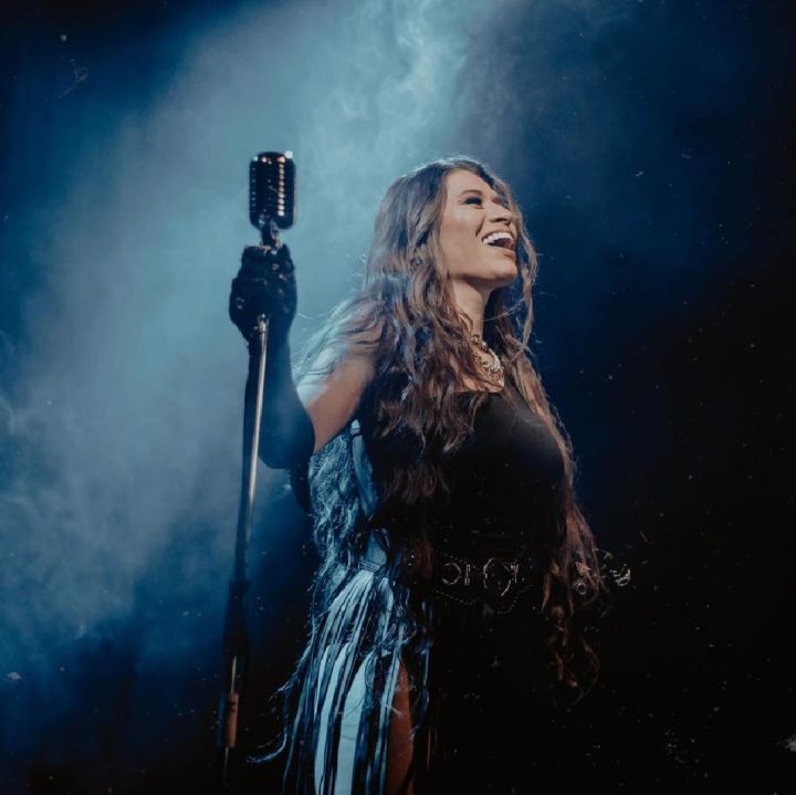 “En cada borrachera”, el nuevo sencillo de la cantante Janfer