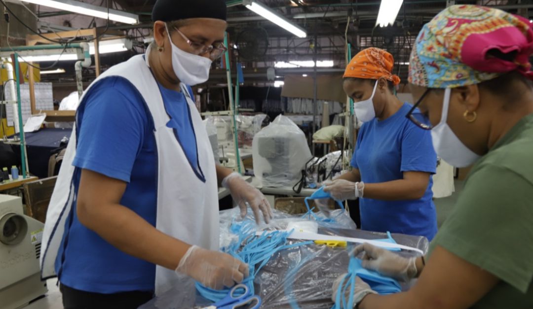 Coronavirus Barranquilla: En Atlántico confeccionan 12 mil trajes de protección para personal médico