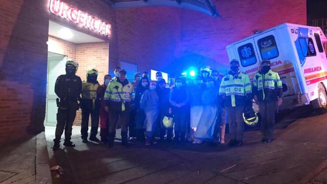 Policías homenajean a personal médico y los acompaña hacia sus casas