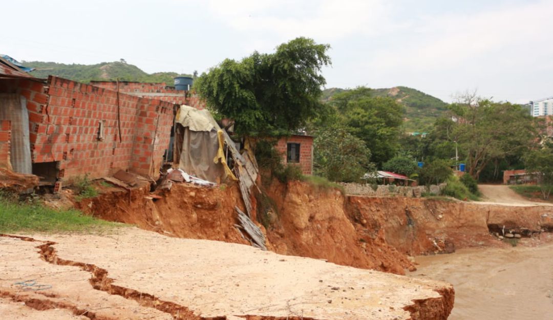Lluvias emergencia talud alto riesgo viviendas Girón: Evacuarán familias de Brisas de Río Frío por alto riesgo