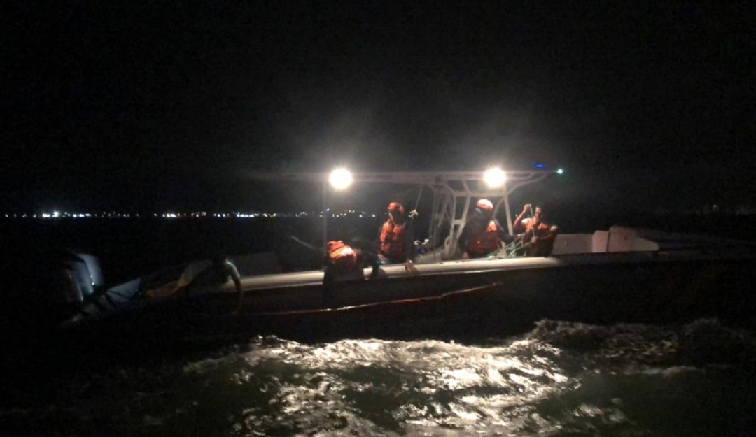 Rescates en la Bahía de Cartagena: Tras naufragar, rescatan a cuatro pescadores en zona insular de Cartagena