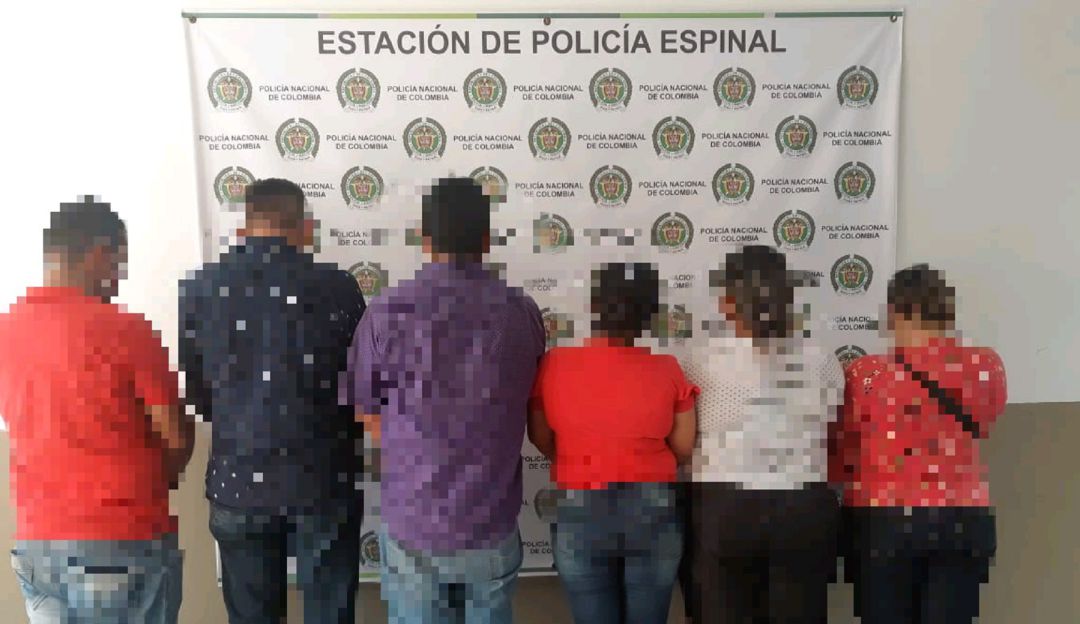 Noticias Colombia: 5 personas se camuflaron en un camión con verduras: Cinco personas se camuflaron entre
verduras y frutas para entrar al Tolima