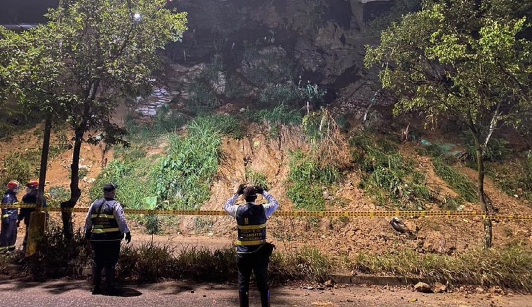 Bucaramanga lluvias asentamientos viviendas floridablanca Asomiflor: Cerrada la transversal Oriental por deslizamiento