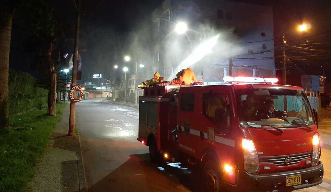 Limpieza de las calles de Dosquebradas: El cuerpo de bomberos de Dosquebradas realiza limpieza de las calles