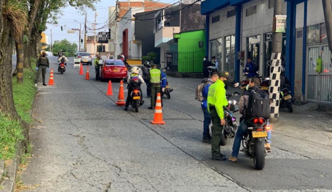 Controles de Policía en Pereira por cuarentena: Policía intensifica operativos en Pereira para cumplir la cuarentena