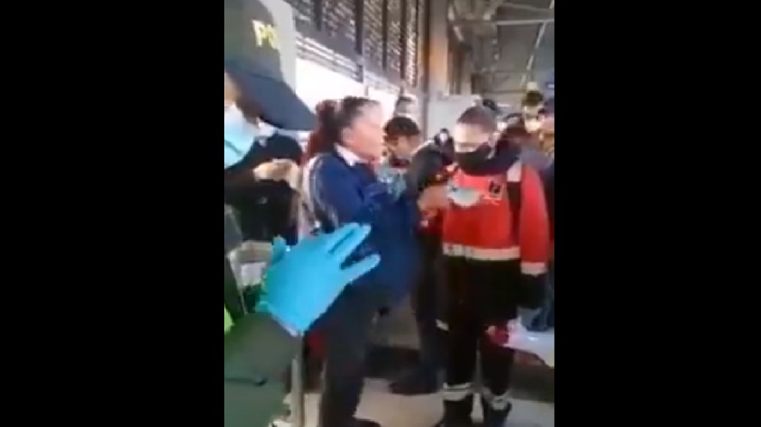 Duro enfrentamiento entre personal médico y la Policía en Transmilenio