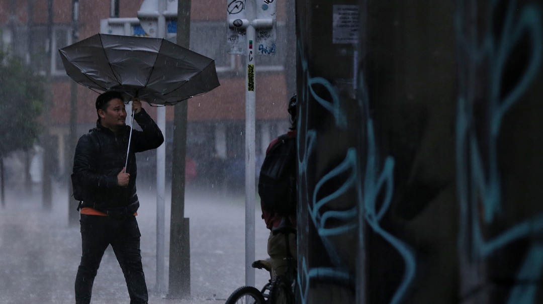 Fuertes vientos despertaron a los bogotanos esta madrugada