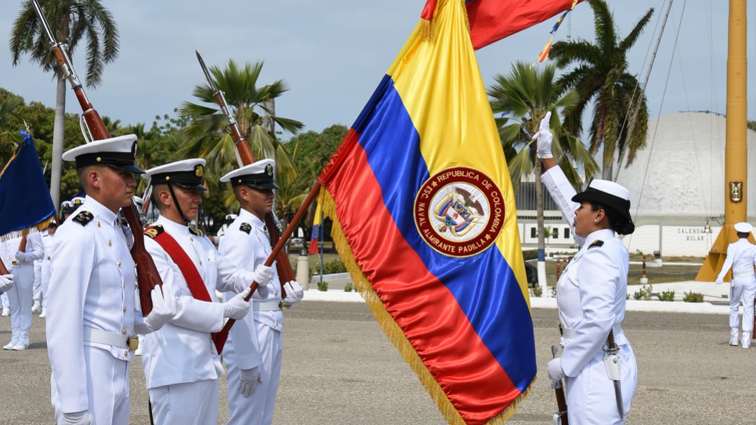152 nuevos cadetes recibieron las armas en la Escuela Naval
