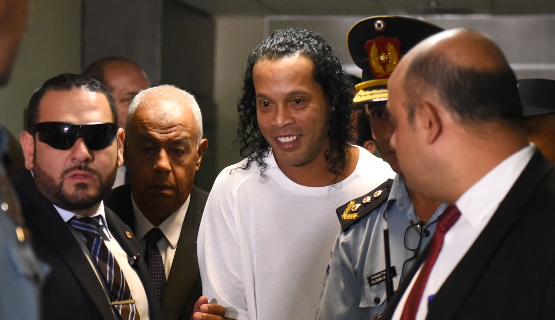 Ronaldinho arresto domiciliario cárcel: Ronaldinho dejará la prisión en Asunción tras pagar su fianza