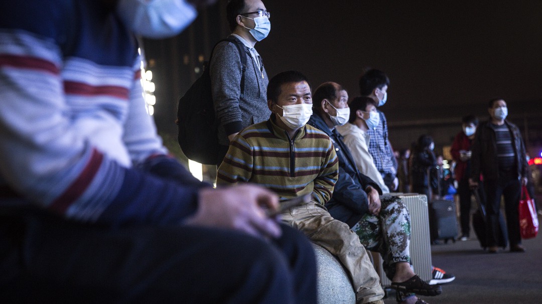 Miles de personas abandonan Wuhan tras fin de confinamiento