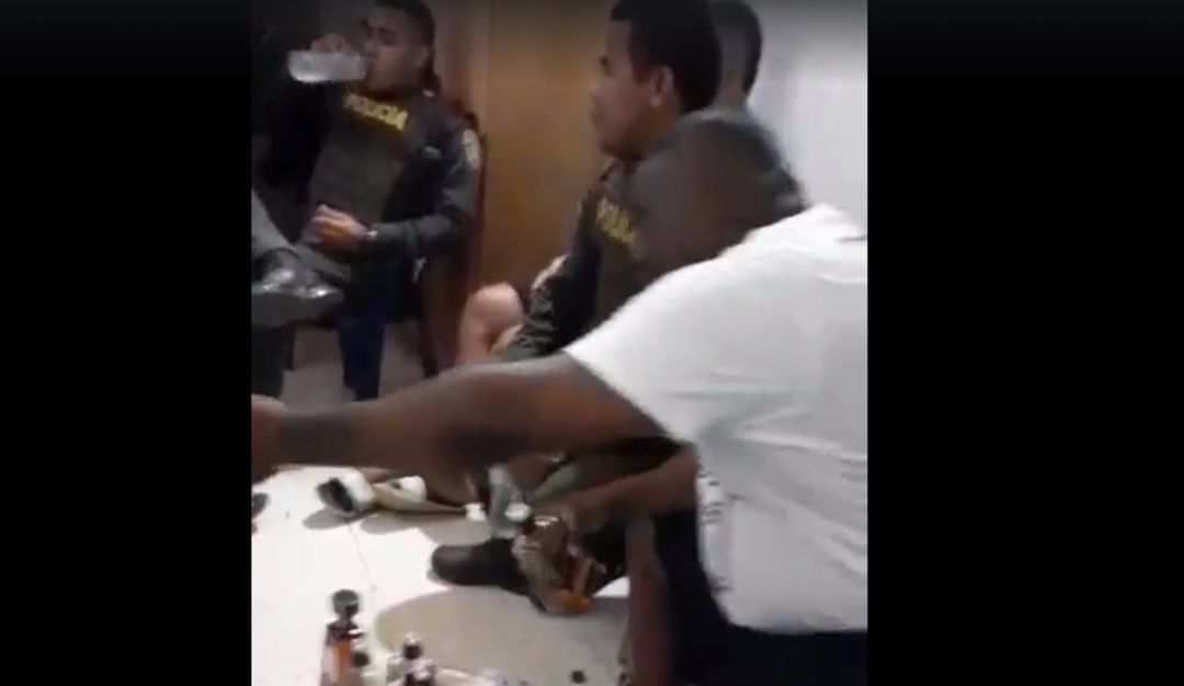 Investigarán a dos policías en Urabá, por participar de una fiesta: Investigarán a dos policías en Urabá, por participar de una fiesta