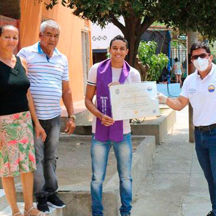 Unimagdalena entrega diplomas a domicilio por emergencia de Covid-19