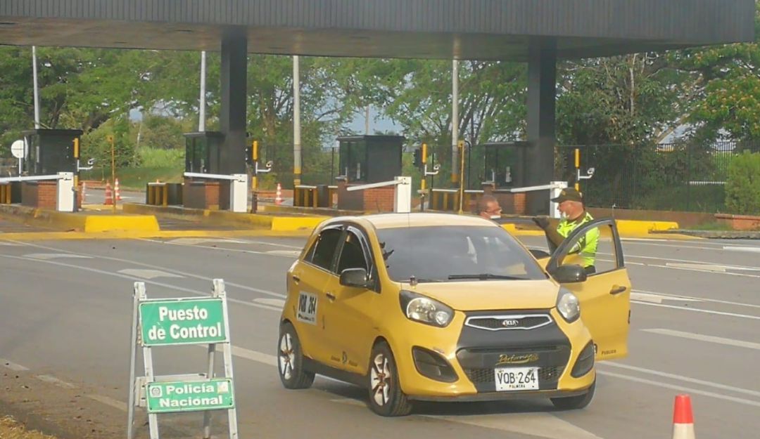 multados por movilizarse sin permiso: No se permite la movilización por carreteras del Valle