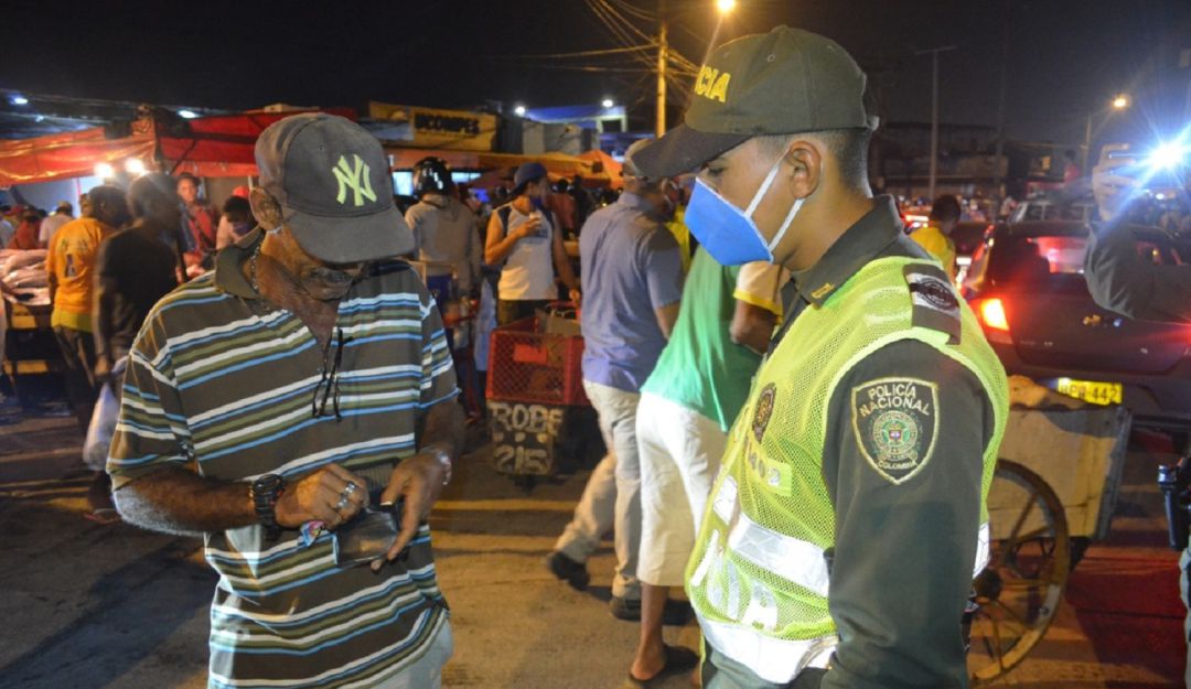 Policía de Cartagena: Policía de Cartagena impone comparendos por violar cuarentena en Bazurto