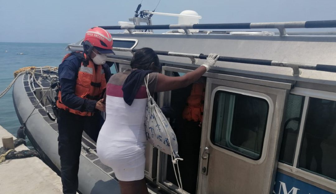 Armada de Colombia: Mujer embarazada recibe asistencia en Santa Cruz del Islote, Bolívar