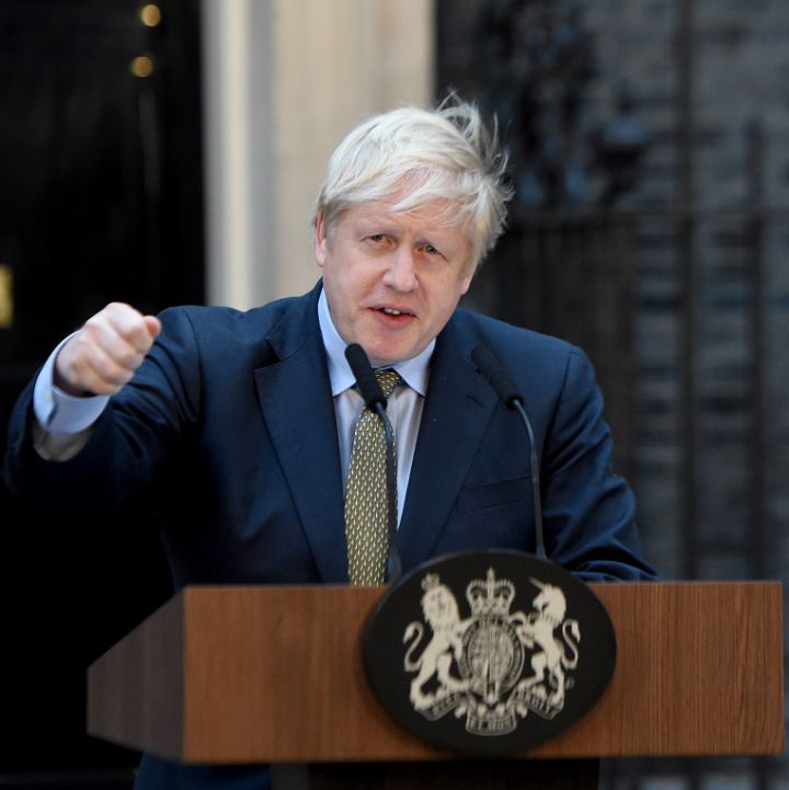 Boris Johnson sale de cuidados intensivos