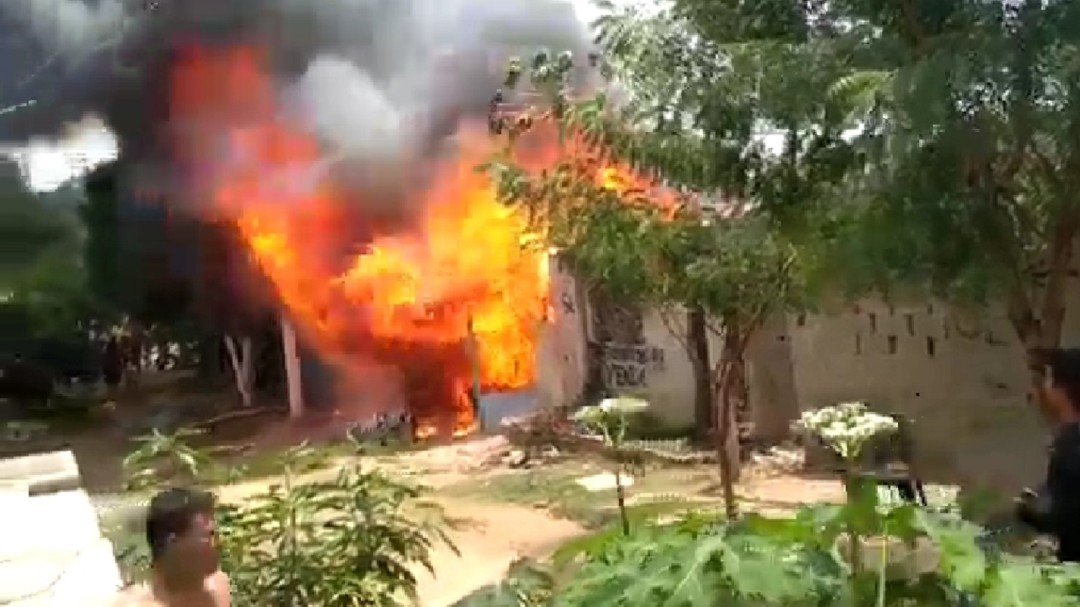 Le prendió fuego a la casa de su mamá porque le cogieron un gallo