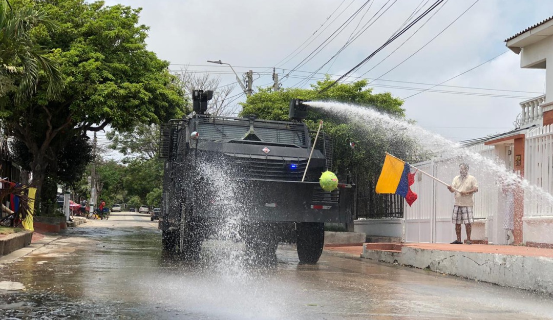 Coronavirus Barranquilla: Con tanqueta del Esmad desinfectan varios barrios de Barranquilla