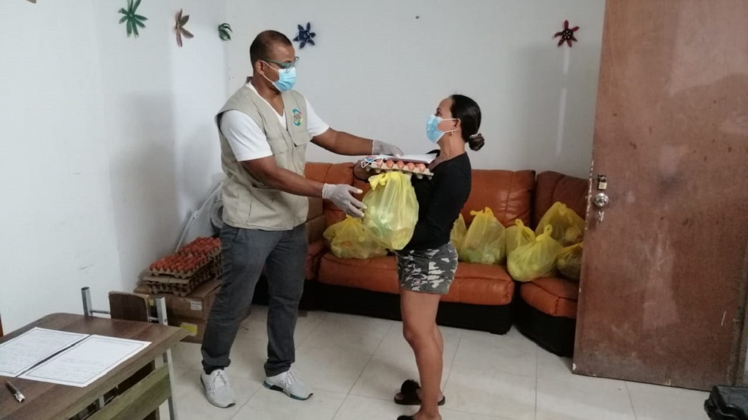 Rey de Rocha entrega mercados a 300 familias cartageneras