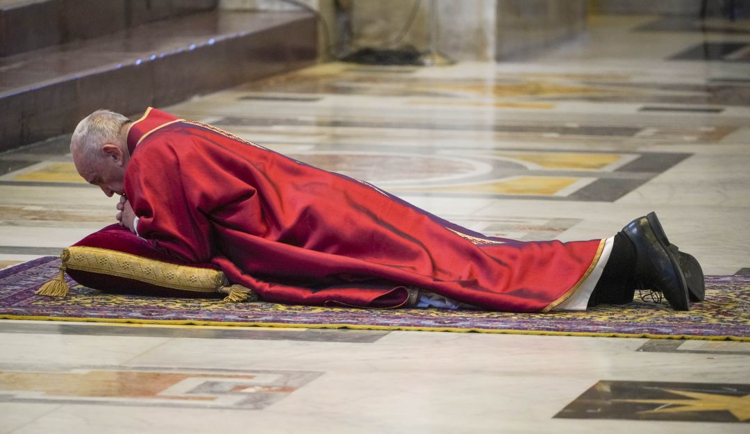 Semana Santa en vivo desde el Vaticano: La imagen del Papa Francisco postrado ante el altar que conmueve al mundo