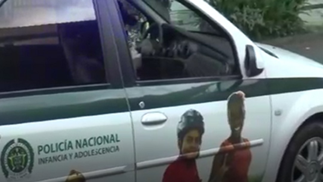 Patrulla móvil de policía para atender casos de violencia intrafamiliar